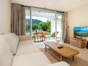 TV - Elegant Beachfront Studio in Anse Marcel (Saint-Martin)