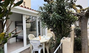 Outdoor dining - Apartment in Beziers With Enclosed Terrace (Marseillan)