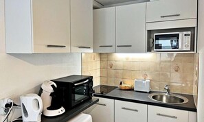 Tủ lạnh, lò vi sóng, lò nướng, dụng cụ pha cà phê/trà 