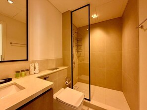 Hair dryer, towels, soap, shampoo - Spacious 1-bedroom apartment with AC in charming Dubai, 5 Min from Burj Khalifa (Dubai)