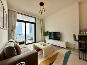 Living area - Spacious 1-bedroom apartment with AC in charming Dubai, 5 Min from Burj Khalifa (Dubai)