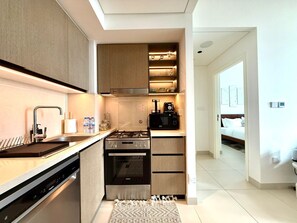 Fridge, microwave, oven, stovetop - Spacious 1-bedroom apartment with AC in charming Dubai, 5 Min from Burj Khalifa (Dubai)
