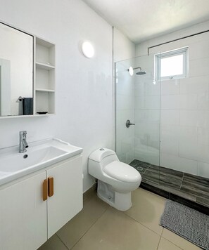 Shower, towels, soap, shampoo - ORION APARTMENT (Hatillo)