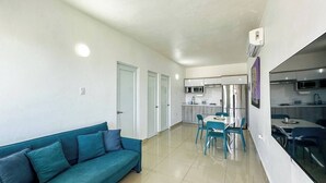 Cozinha moderna com geladeira, micro-ondas e pia.