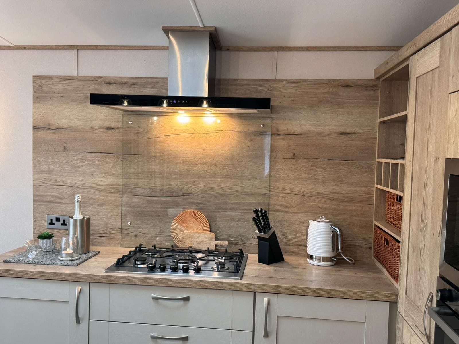 Micro-ondes, four, plaque de cuisson, lave-vaisselle