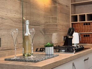 Micro-ondes, four, plaque de cuisson, lave-vaisselle