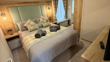 2 bedrooms, iron/ironing board, internet, bed sheets