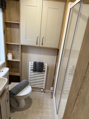 Dusche, Haartrockner, HandtĂŒcher, Seife