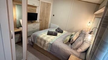 Een strijkplank/strijkijzer, internet, beddengoed