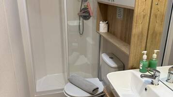 淋浴设施、吹风机、毛巾、肥皂