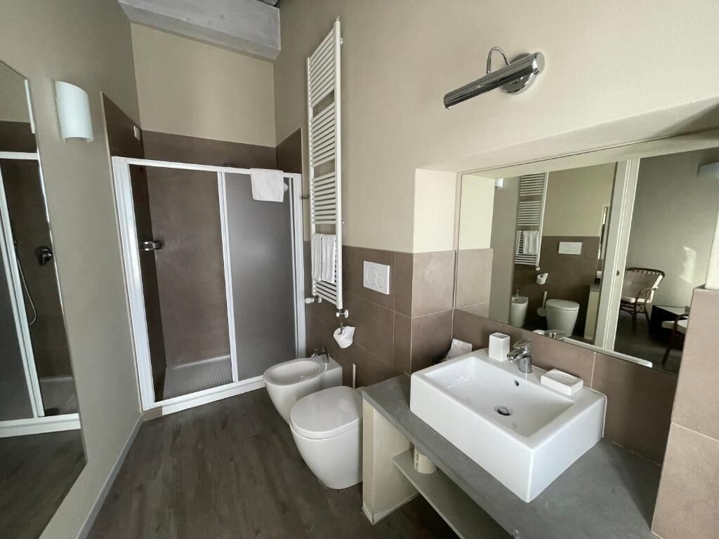 Suite junior, vistas a la montaña | Baño | Ducha, artículos de higiene personal gratuitos y secador de pelo