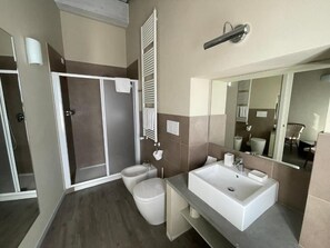 Junior suite, uitzicht op bergen | Badkamer | Een douche, gratis toiletartikelen, een haardroger, pantoffels