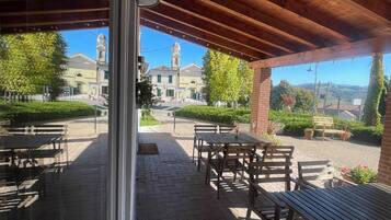 Habitación doble superior, vistas al jardín | Restaurante al aire libre