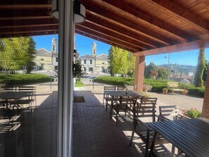 Superior Double Room, Garden View | Outdoor dining - Locanda In Calvignano (Calvignano)