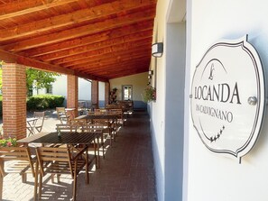 Outdoor dining - Locanda In Calvignano (Calvignano)