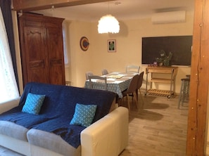 TV - Self-contained apartment in a late 19th century Provencal mas (serignan du comtat)