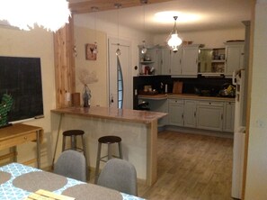 Microwave, oven, stovetop, dishwasher - Self-contained apartment in a late 19th century Provencal mas (serignan du comtat)