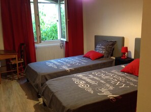 2 bedrooms, iron/ironing board, free WiFi, bed sheets - Self-contained apartment in a late 19th century Provencal mas (serignan du comtat)