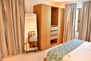 Villa Exclusive, 3 camere da letto, piscina privata | Una cassaforte in camera, una scrivania, tende oscuranti