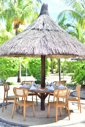 Piscina all'aperto, lettini