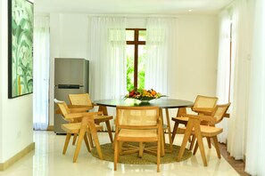 Villa Exclusive, 3 camere da letto, piscina privata | Ristoranti | Aperto a colazione, cucina internazionale, con vista sul giardino 