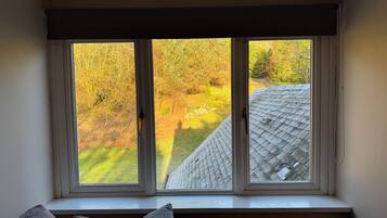 Double Room, Private Bathroom (Skye) | Egyptian cotton sheets, premium bedding, pillowtop beds