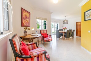 Interior - Villa Nox is perfect for families with children as the pool is fenced (Albufeira)