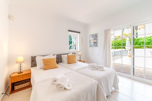 4 bedrooms, in-room safe, iron/ironing board, free WiFi - Villa Nox is perfect for families with children as the pool is fenced (Albufeira)