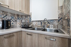 Private kitchen - Downtown Family Apartment Walk to Metro by ΜΡS (Athina)