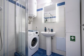 Hair dryer, towels, soap, toilet paper - Downtown Family Apartment Walk to Metro by ΜΡS (Athina)