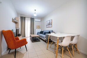 Living area - Downtown Family Apartment Walk to Metro by ΜΡS (Athina)