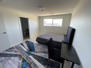 Iron/ironing board, WiFi, bed sheets - 1 Ensuite room in Mount Duneed (Mount Duneed)