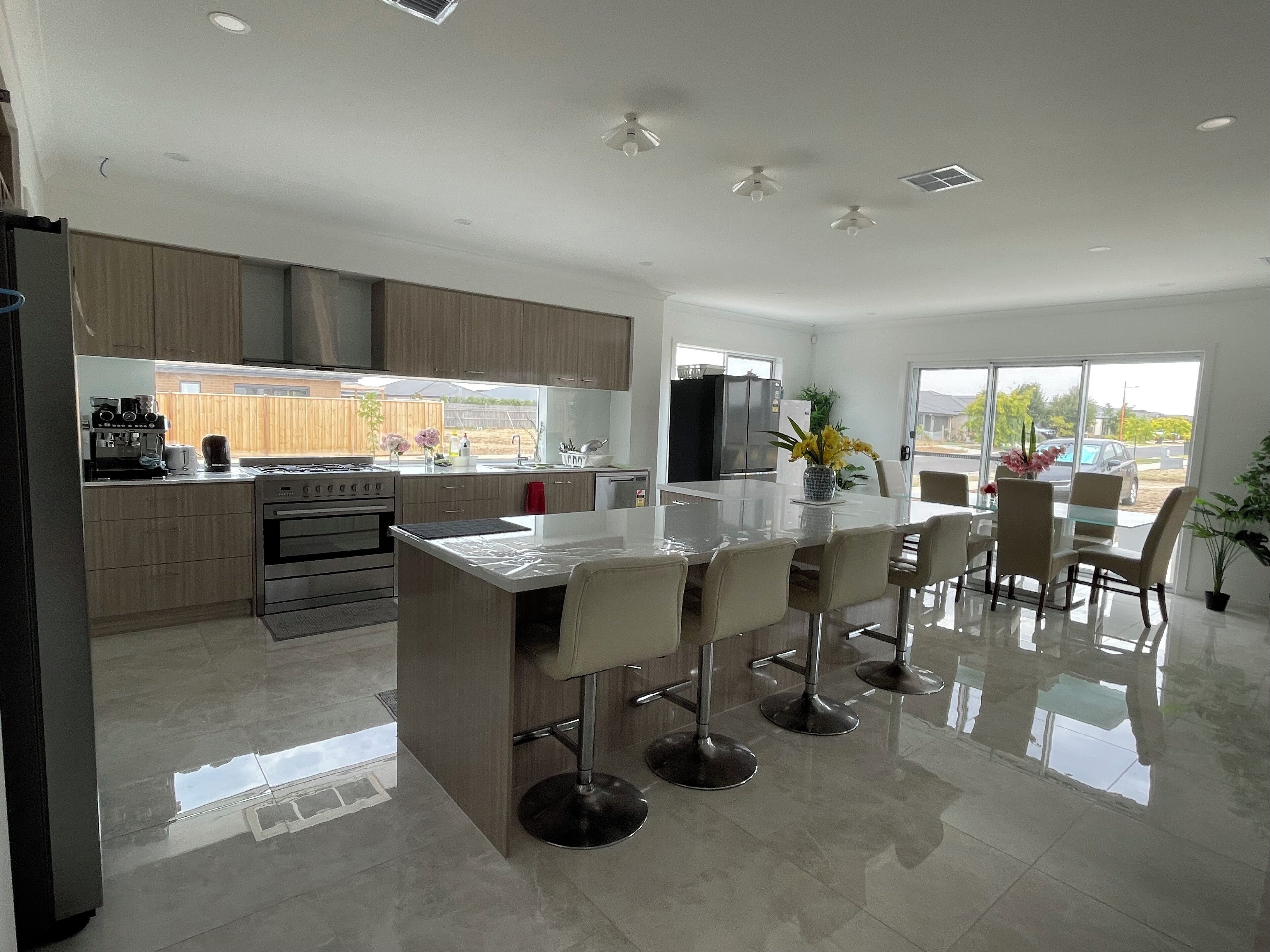 Refrigerador, microondas, placa de cocina, lavavajillas