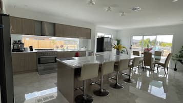 Refrigerador, microondas, placa de cocina, lavavajillas