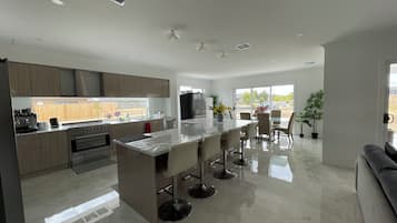 Refrigerador, microondas, placa de cocina, lavavajillas