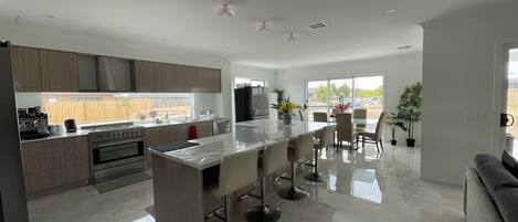 Kjøleskap, mikrobølgeovn, kokeplater og oppvaskmaskin