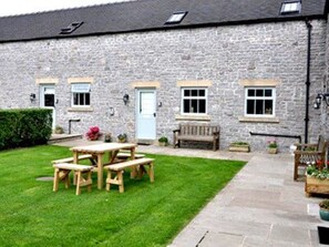 Outdoor dining - Charming barn Conversion with 2 Bedrooms in beautiful Peak District countryside. Sleeps 4. (Bakewell)