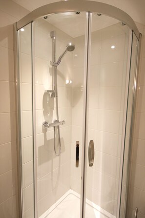 Shower, hair dryer, towels - Charming barn Conversion with 1 Double Bedroom in the beautiful Peak District countryside. Sleeps 2. (Bakewell)