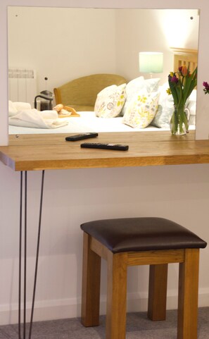 Een strijkplank/strijkijzer, gratis wifi, beddengoed