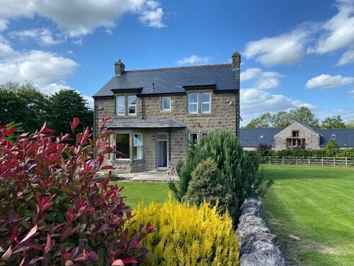 Beautiful 4 Bedroom Farmhouse, Nr Chelmorton, Peak District. Sleeps 8