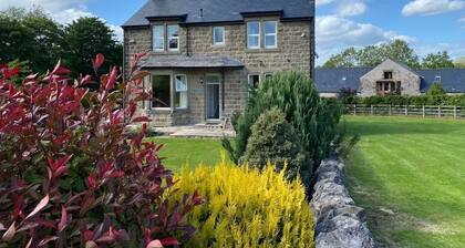 Beautiful 4 Bedroom Farmhouse, Nr Chelmorton, Peak District. Sleeps 8