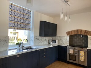 Fridge, microwave, oven, stovetop - Beautiful 4 Bedroom Farmhouse, Nr Chelmorton, Peak District. Sleeps 8 (Nr Chelmorton)