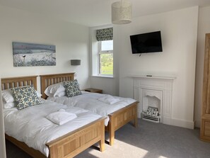 Iron/ironing board, WiFi, bed sheets - Beautiful 4 Bedroom Farmhouse, Nr Chelmorton, Peak District. Sleeps 8 (Nr Chelmorton)