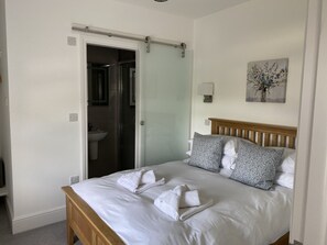 Tabla de planchar con plancha, wifi, ropa de cama