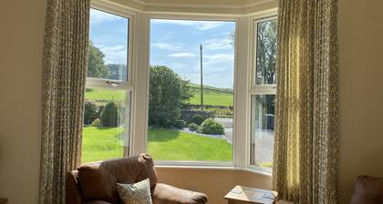 Beautiful 4 Bedroom Farmhouse, Nr Chelmorton, Peak District. Sleeps 8