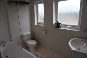 Combined shower/bathtub, deep-soaking bathtub, hair dryer, towels - Apartment - Sleeps 4 - Near Castle & Town Centre (Windsor)