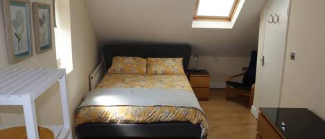 1 chambre, fer et planche à repasser, Wi-Fi gratuit, draps fournis