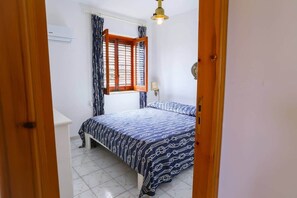 2 slaapkamers, een bureau, een strijkplank/strijkijzer, gratis wifi