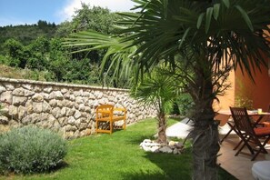 Outdoor dining - Quarto Duplo com Vista para o Jardim - Conforto, Design e Natureza na Ístria (Rabac)