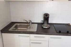 Private kitchen - Quarto Duplo com Vista para o Jardim - Conforto, Design e Natureza na Ístria (Rabac)